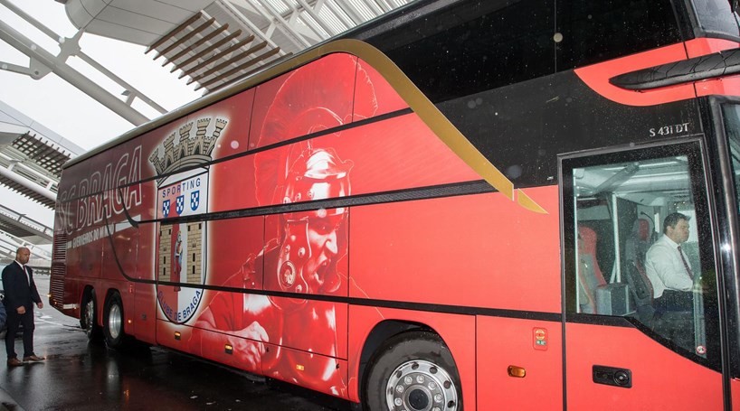 Autocarro do Sporting Clube de Braga, Vermelho com o logotipo do clube