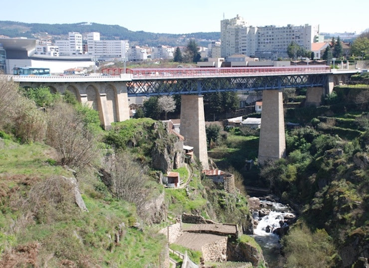 Ponte Metálica, vermelha, em Vila Real, sobre o Rio Corgo